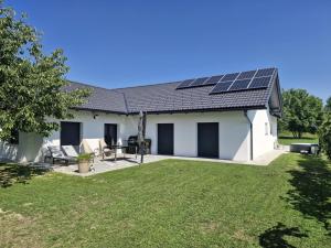 Orange house Šempeter 