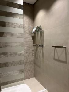 102 - Bright with Private Entrance and 80TV - Self Check-in