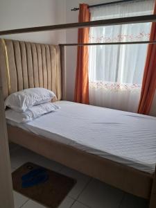 cutesy 3 bedroom apartment