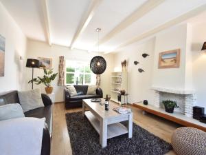 Cozy Holiday Home in Zonnemaire near lakebeach