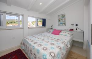 1 Bedroom Beautiful Apartment In Slatine 