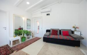 1 Bedroom Beautiful Apartment In Slatine