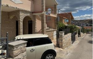 2 Bedroom Lovely Apartment In Okrug Gornji 