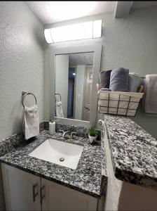 1 bed apartment walking distance to braves stadium