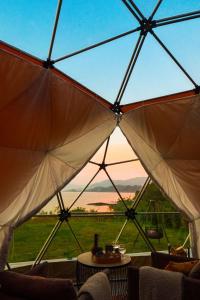 Idyllisk overnatting i dome ved sandstrand