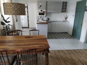 Hilltop view - 2 bedroom house with garden bbq - private parking - 12min to Uzupis anytime