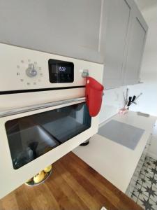 Hilltop view - 2 bedroom house with garden bbq - private parking - 12min to Uzupis anytime