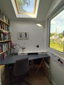 Hilltop view - 2 bedroom house with garden bbq - private parking - 12min to Uzupis anytime