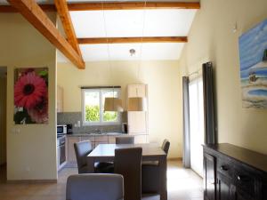 Maisons de vacances Spacious villa with garden and pool : photos des chambres