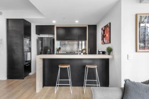 South Bank Sleek - 2Bed-2Bath-1Car-Pool