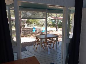 LOUE JOLI CHALET EN BOIS -POUR 2 PERSONNES AU CHM de MONTALIVET Centre Naturiste à partir de 90 euros la nuitée