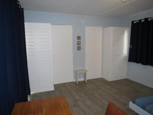 Campings LOUE JOLI CHALET EN BOIS -POUR 4 PERSONNES AU CHM de MONTALIVET Centre Naturiste a partir de 90 euros la nuitee : photos des chambres