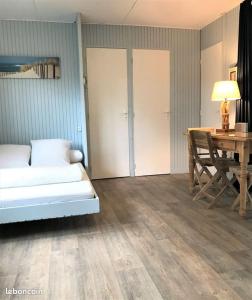 LOUE JOLI CHALET EN BOIS -POUR 2 PERSONNES AU CHM de MONTALIVET Centre Naturiste à partir de 90 euros la nuitée