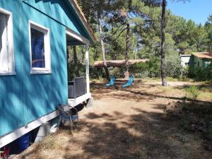 LOUE JOLI CHALET EN BOIS -POUR 2 PERSONNES AU CHM de MONTALIVET Centre Naturiste à partir de 90 euros la nuitée