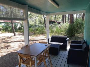 LOUE JOLI CHALET EN BOIS -POUR 2 PERSONNES AU CHM de MONTALIVET Centre Naturiste à partir de 90 euros la nuitée