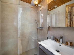 Chalets Chalet familial au centre de Courchevel Le Praz, proche pistes et commerces, terrasse plein sud - FR-1-568-10 : photos des chambres