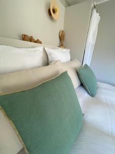 Maisons d'hotes Cabanon Tihou bain nordique privatif piscine havre de paix : photos des chambres