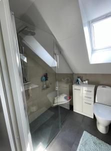 Private room, comfortable bed, free parking