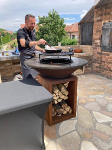 Husí plácek s vinným sklepem a terasou