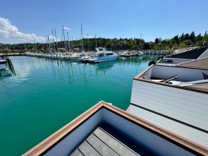 Luxury Houseboat Lavender 