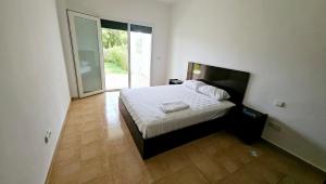 Appartement au RDC paisible avec jardin privé et accés piscine