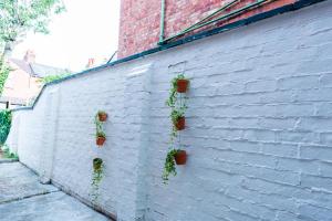 Valla Nest Serviced Stay with Garden Views in Town Centre