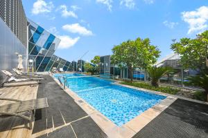 Stylish Apartment with Balcony and Pool, Close to Dubais Top Landmarks