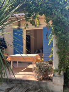 Maisons de vacances Studio dans Villa avec jardin et parking entre Avignon et St Remy : Studio avec Terrasse