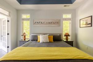 Majestic views of Mountains and Water- The Perch