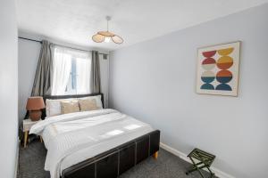 Boone - 2 Free Parking,5 minutes walk to Great Southsea Run, 7mins walk to university, Sleeps 1- 7 Comfortably, Driveway, Beach inspired Cozy Garden