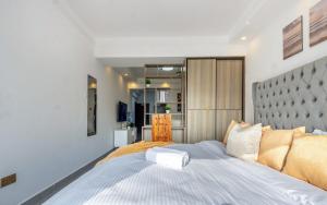 Executive studio apartment with a King size bed