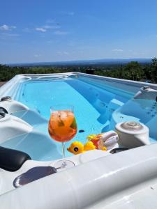 Villa Wolf Castle - vanjski grijani bazen