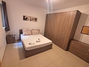 Spacious renovated 3 bedr in central of Bugibba