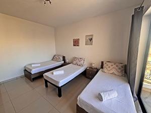 Spacious renovated 3 bedr in central of Bugibba