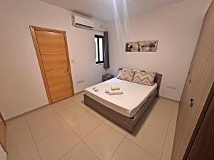 Spacious renovated 3 bedr in central of Bugibba