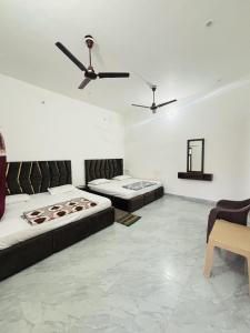 Kanak Bihari Yatri Niwas, 100 Meter Ram Ki Paidi, Saryu River