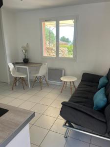 Appartements Hauteurs de Toulon : Charmant studio piscine : photos des chambres