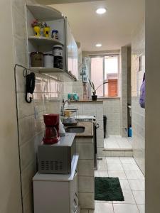 Quarto privativo a uma quadra da praia de Copacabana