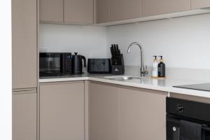 The Yellow Suite for Professionals at MK Central with Free Parking and Fast Wi-Fi