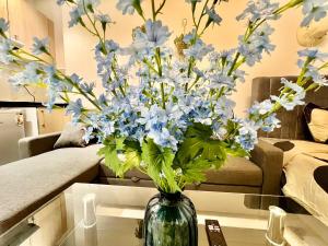 3 mins walk to ADCB metro