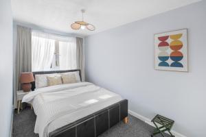 Boone - 2 Free Parking,5 minutes walk to Great Southsea Run, 7mins walk to university, Sleeps 1- 7 Comfortably, Driveway, Beach inspired Cozy Garden