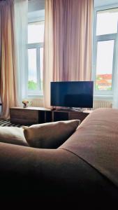 Stylish & sunny Apt near River