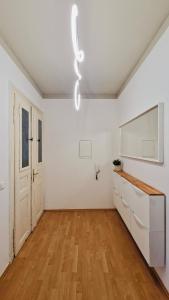 Stylish & sunny Apt near River