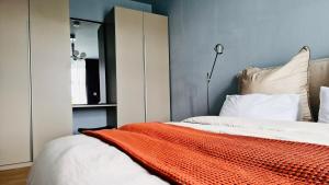 Stylish & sunny Apt near River