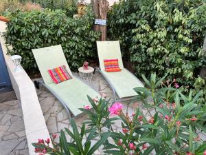 Maisons de vacances DOUCEUR D AZUR maison climatisee 1 a 4 personnes avec jardinet piscine et parking ideal sejour pro ou detente : photos des chambres