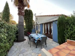 Maisons de vacances DOUCEUR D AZUR maison climatisee 1 a 4 personnes avec jardinet piscine et parking ideal sejour pro ou detente : Maison 2 Chambres