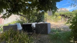 Large private garden, quiet 2-bedroom apartment, air conditioning, wifi, parking