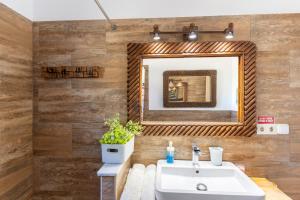 Villa for 4 with feature pool & great reviews