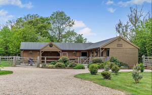 Countryside Haven near Silverstone with pool and tennis court