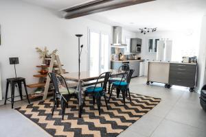 Maison Familiale Piscine et Proche des commerces